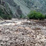 سیل تردد خودروها در جاده بلده - دوآب شهرستان نور را مختل کرد