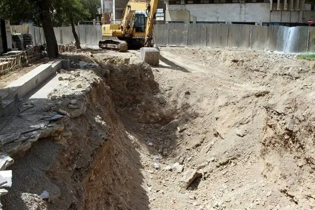 عکسی از حفاری در داخل بوستان لاله که سایت شهرداری تهران منتشر کرد