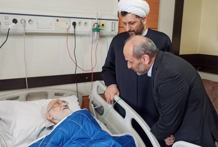 عیادت رئیس صدا و سیما از آیت‌الله نوری همدانی در بیمارستان