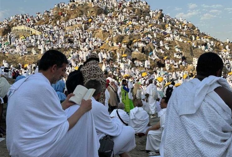 پخش زنده دعای عرفه از شبکه‌های تلویزیونی