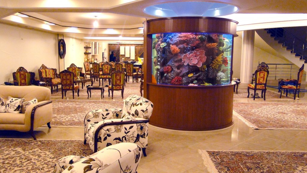 آکواریومهای عظیم و استخر بینهایت زیبایی بینظیر یک ویلای فوقالعاده