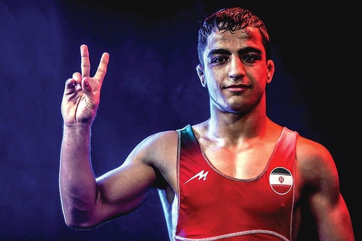 نقره جهان بر گردن احمد محمدنژاد جوان کشتی گیر مشهدی - خبرگزاری مهر | اخبار ایران و جهان