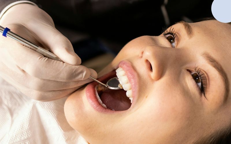 تفاوت فلیپر دندان با پروتز موقت؛ کدام گزینه برای شما مناسب‌تر است؟