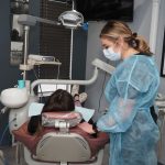تفاوت فلیپر دندان با پروتز موقت؛ کدام گزینه برای شما مناسب‌تر است؟