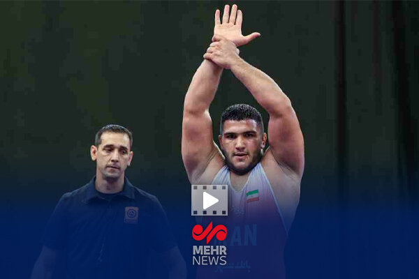 احترام نظامی و دور افتخار با پرچم ایران توسط محمدنژاد پس از قهرمانی - خبرگزاری مهر | اخبار ایران و جهان