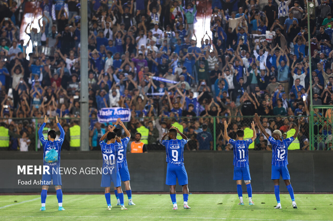 تشویق سه بازیکن استقلال از سوی هواداران/ آبی‌ها خواستار لغو بازی شدند! - خبرگزاری مهر | اخبار ایران و جهان