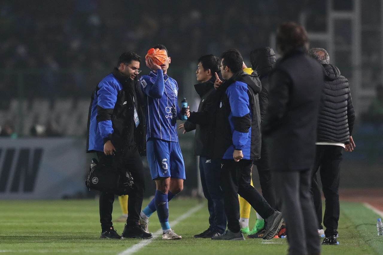 ناراحتی هواداران استقلال از بازیکنان/ بطری آب سهم آبی‌ها شد - خبرگزاری مهر | اخبار ایران و جهان