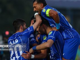 دیدار تیم ‌های فوتبال استقلال و فولاد خوزستان