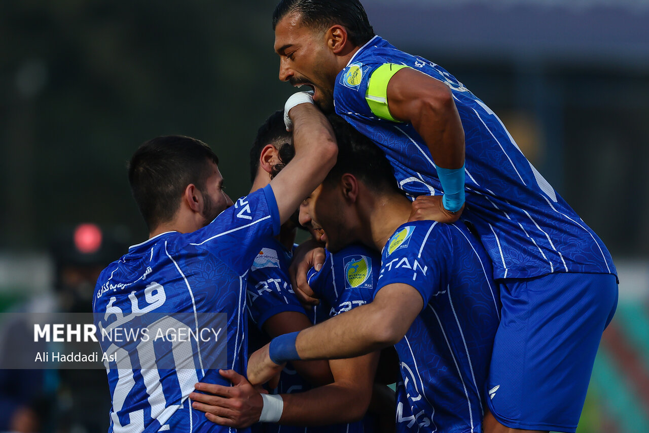 دیدار تیم ‌های فوتبال استقلال و فولاد خوزستان