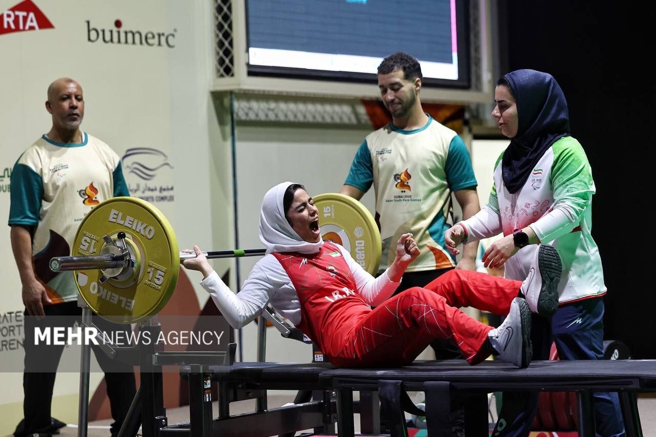 الناز متقیان به مدال نقره پاراوزنه برداری رسید